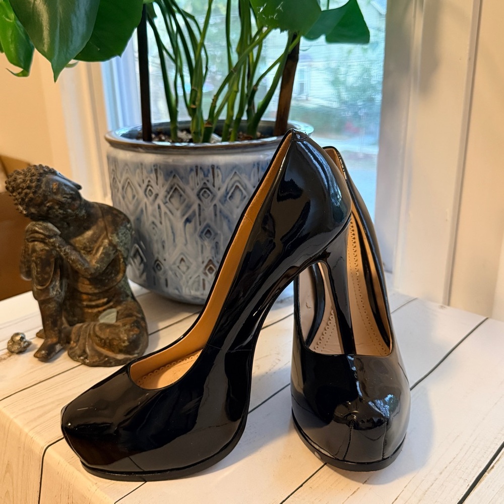 Pour La Victoire | Glossy Black Platform Stilettos